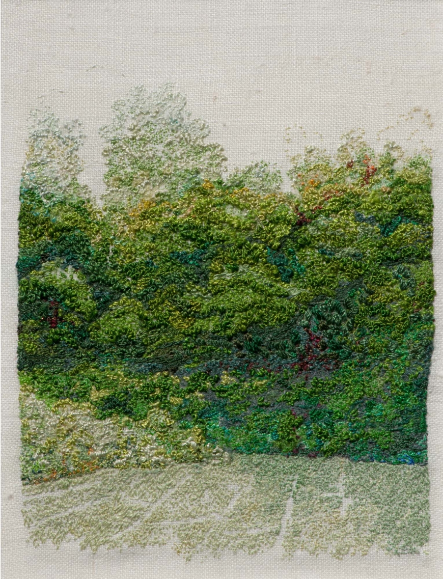 Broderi av en skog med gröna träd.