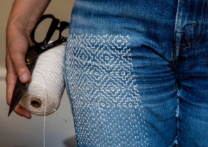 DIY - sashiko. Jeans lagade med sashiko.