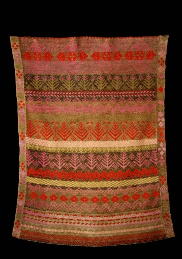 Täcke med olika mönster stickat av Märta Stina Abrahamsdotter.