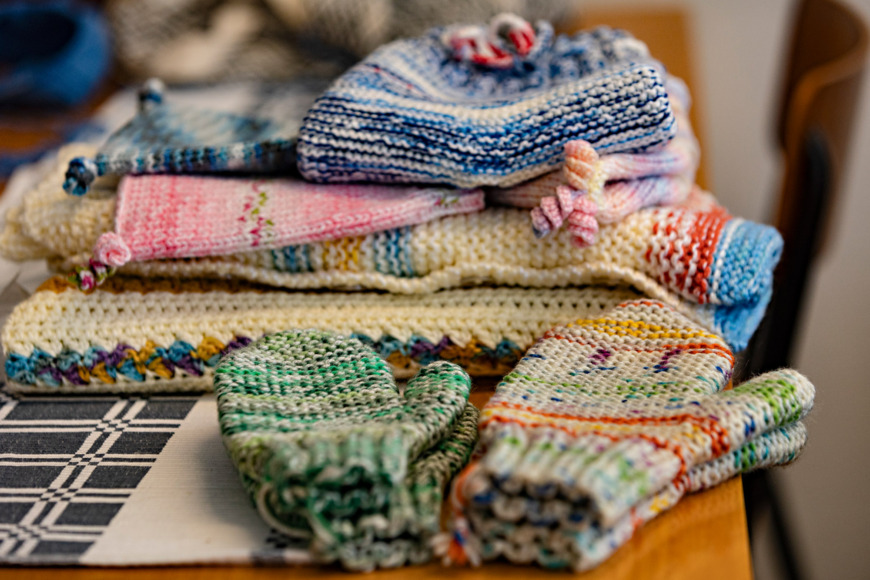 Plagg stickade av medlemmar i Lottakåren.