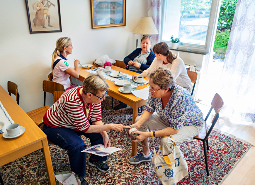 Medlemmar ur Lottakåren fikar.