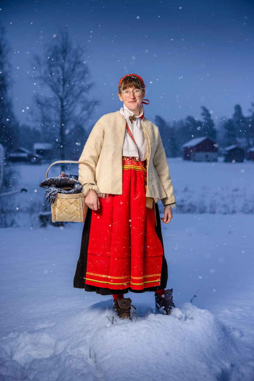 Emma Frost i Moradräkt hemma i Djura, Dalarna.