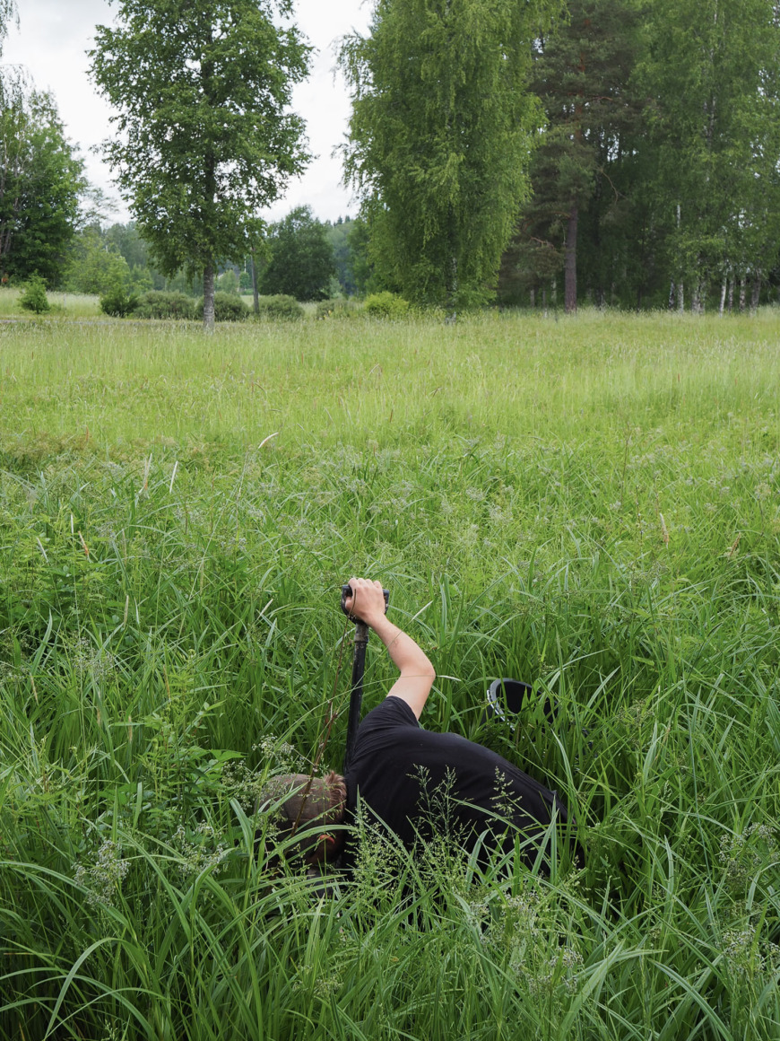 En man gräver efter lera på ett fält.