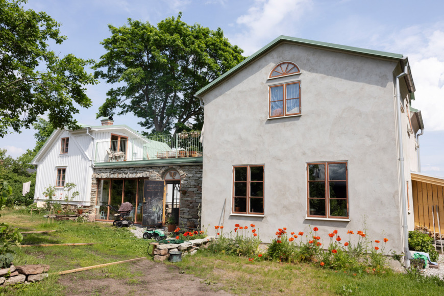 Två vita hus, hopbyggda med en inglasad gång.