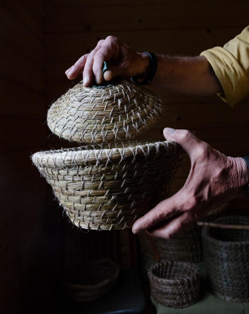 Flätad korg av gräs.