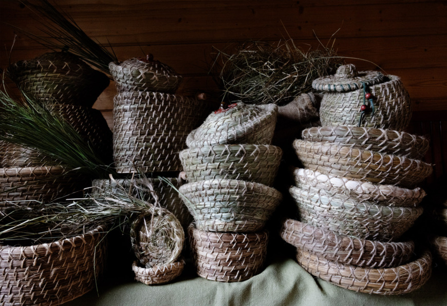 Korgar flätade av gräs.