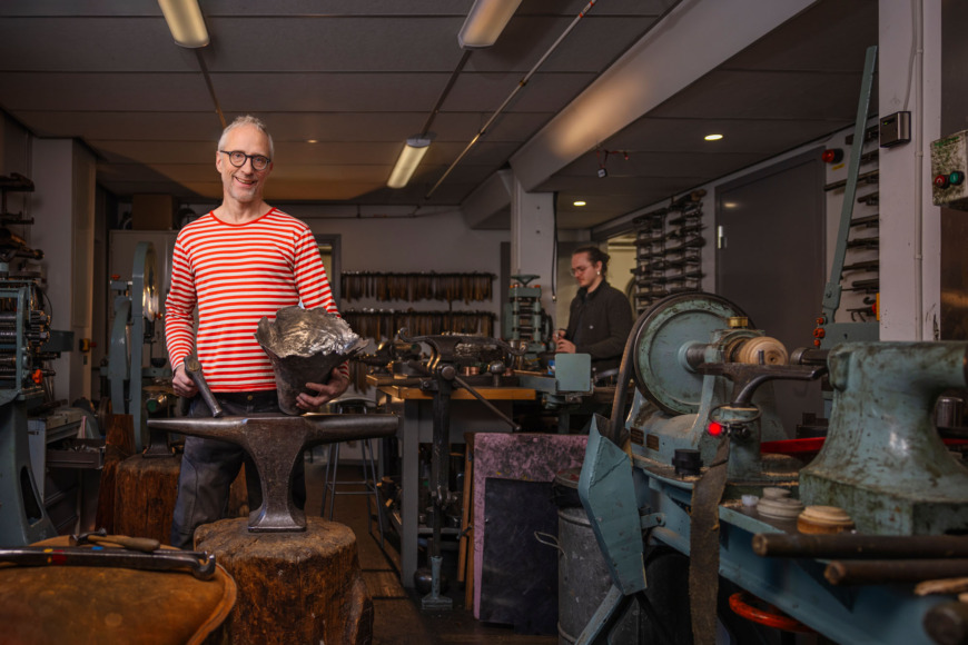 Olle Olls i smedjan.