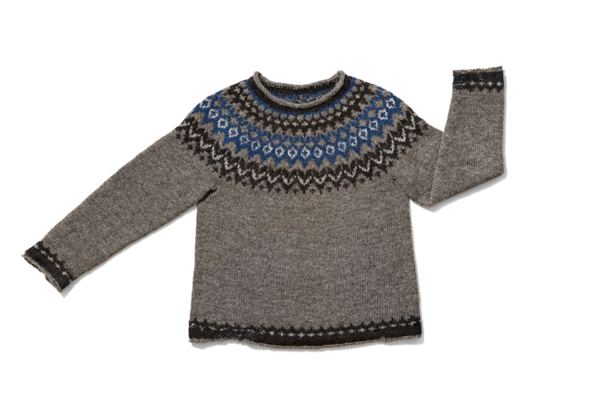 Islandströja, Riddari, med grå botten och okmönster i svart, blått och vitt.