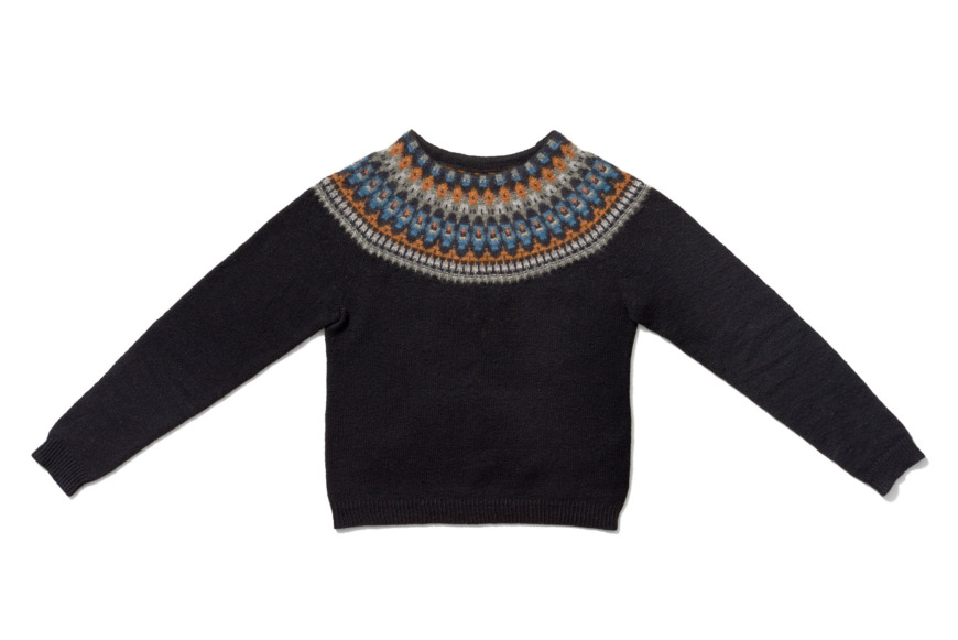 Bohus tröja, Dean, med svart botten och ok i blått, gult och grått.