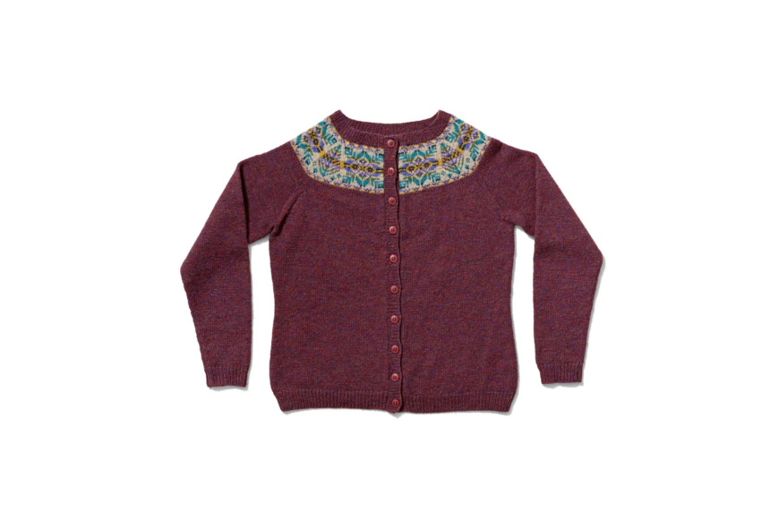 Shetlandskofta med lila botten och ok i många färger.