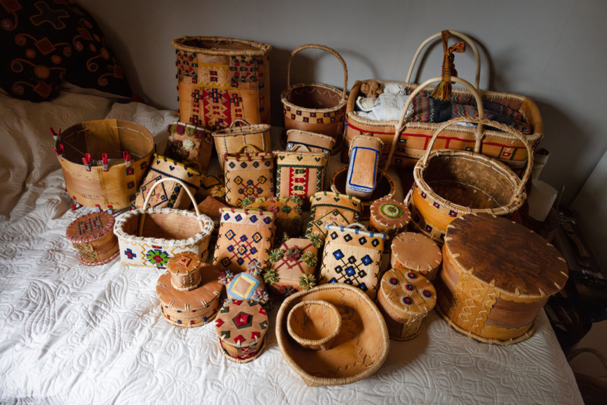 Många olika föremål i näver. Korgar, skålar och burkar.