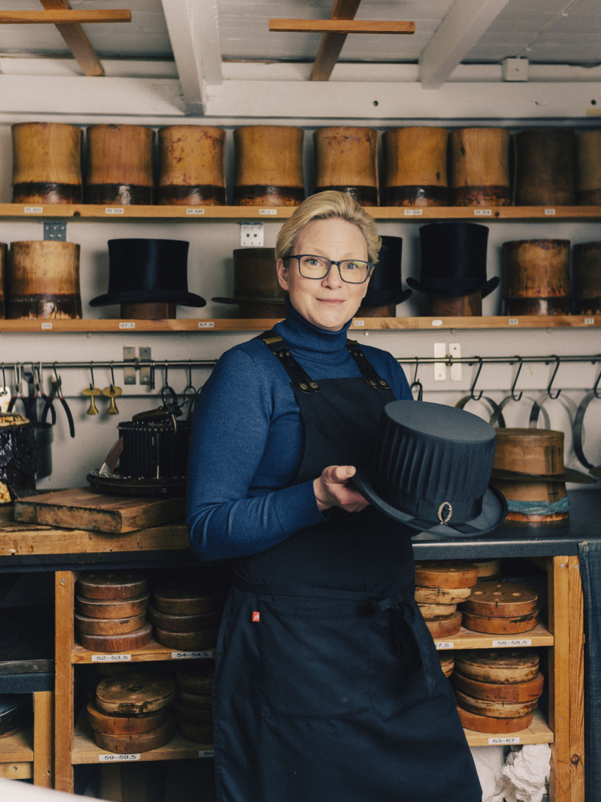 Lisa Franzén visar en doktorshatt.