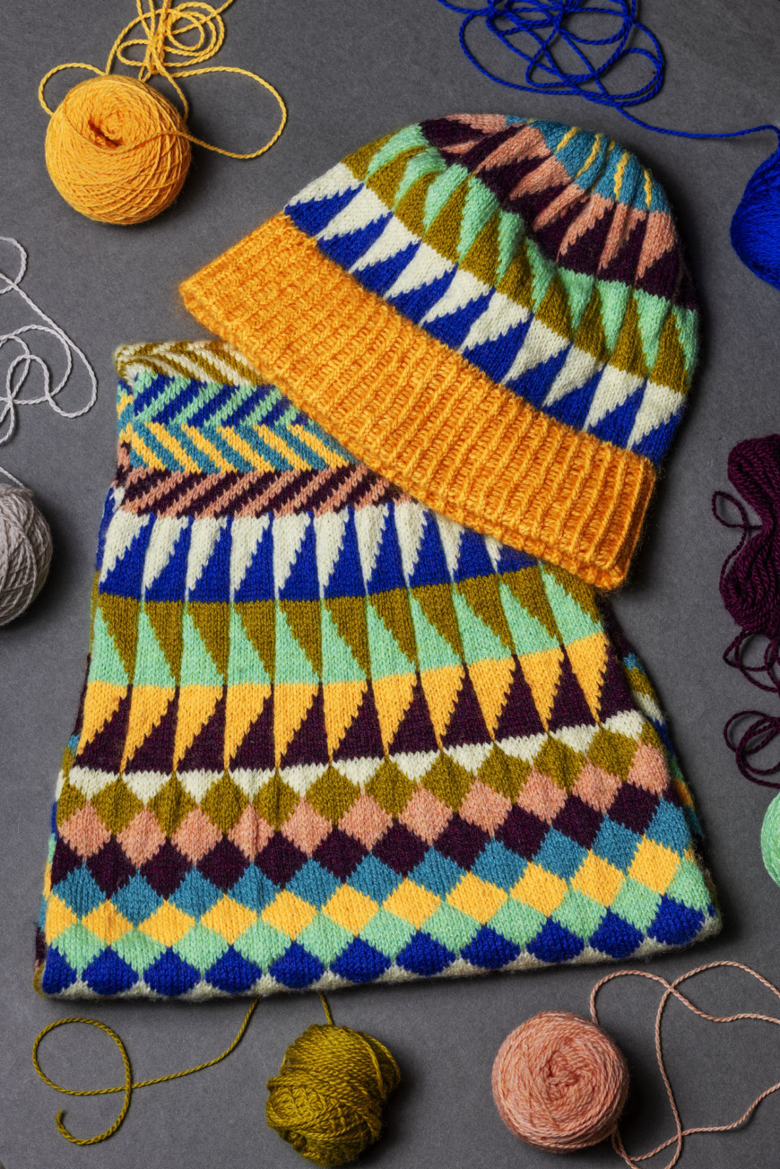 Stickad mössa och halskrage med geometriskt mönster
