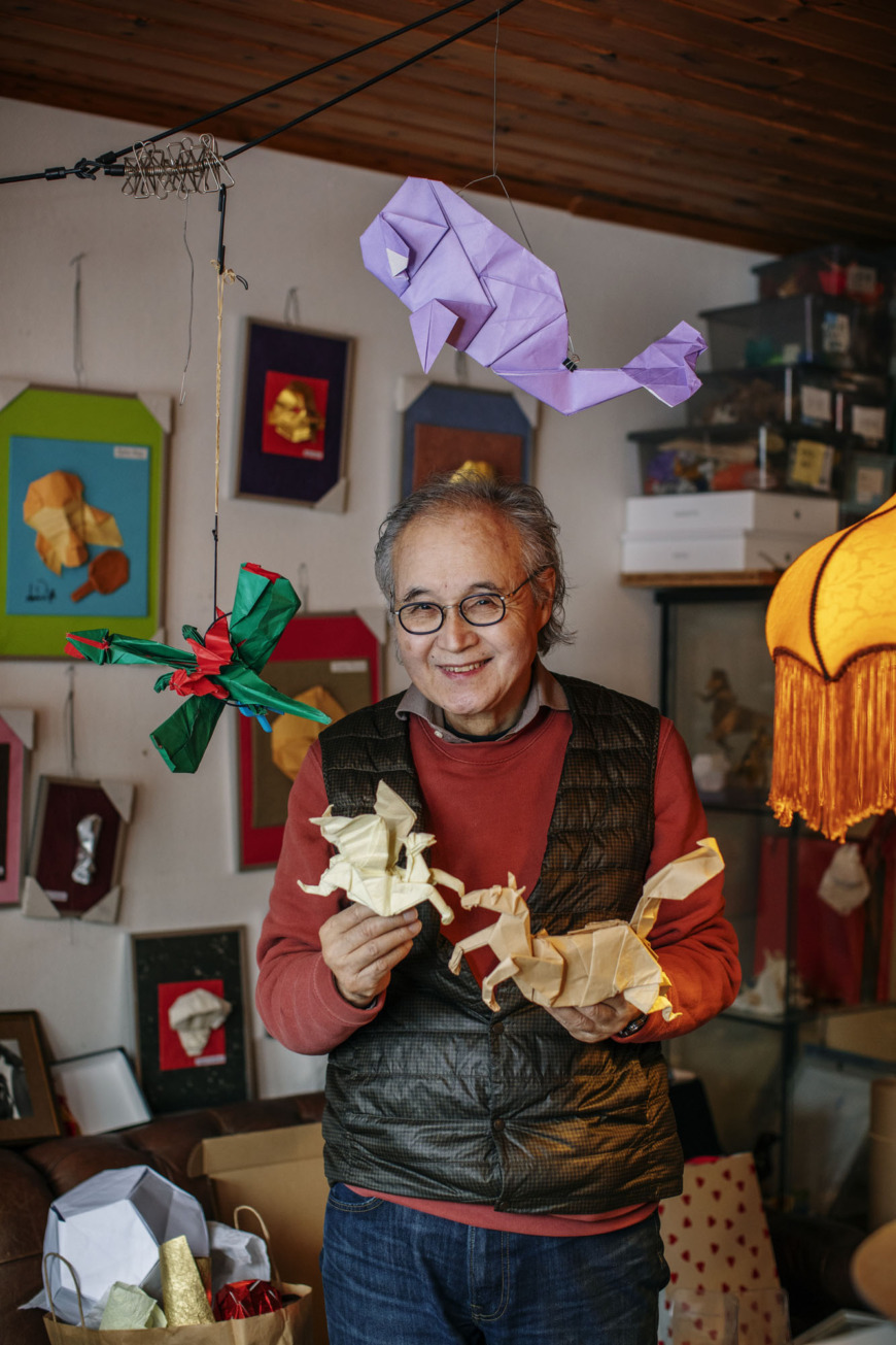 Norio Torimoto visar två hästar i origami.