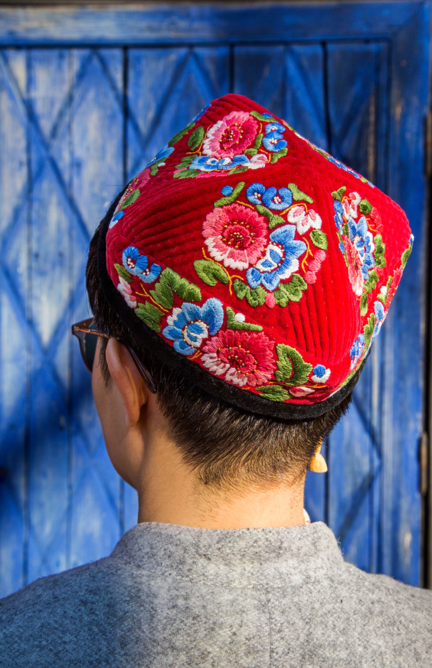 Doppa, en broderad kalott, i rött med broderade blommor.